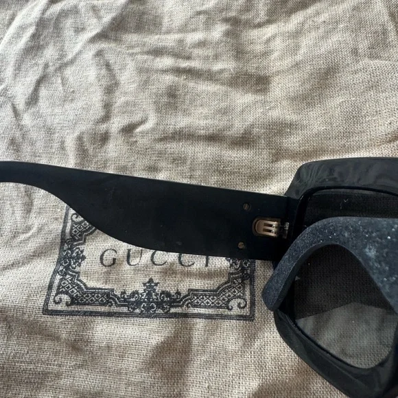 Gucci Oversized Black Sunglasses with Gold Details - Picture 4 of 9
